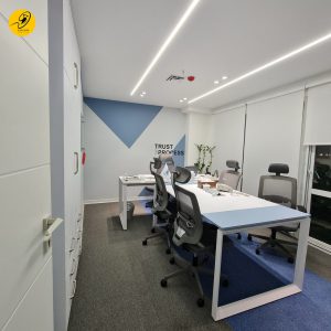 میز مدیریت و کنفرانس با طراحی T شکل و پایههای فلزی